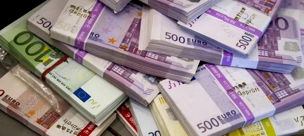 Aveți EURO în casă? Aceste bancnote vor fi interzise. Nu veți mai putea plăti cu ele