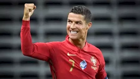 Suma astronomică cu care este plătit Cristiano Ronaldo la Manchester United. Ce i-a cerut Regina Elisabeta a II-a. Britanii au rămas mască