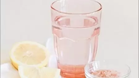 Consumă o linguriță de sare cu un pahar de apă. Iată ce se întâmplă în organismul tău. Beneficiile sunt uimitoare