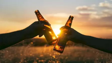 Ce brand de bere consumă românii cel mai mult? Piața berii a atins un nou record, arată o analiză KeysFin