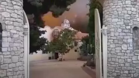VIDEO. Minune Dumnezeiască. Ce s-a întâmplat la o mănăstire din Grecia, care era cuprinsă de flăcări. Călugării au rămas înăuntru