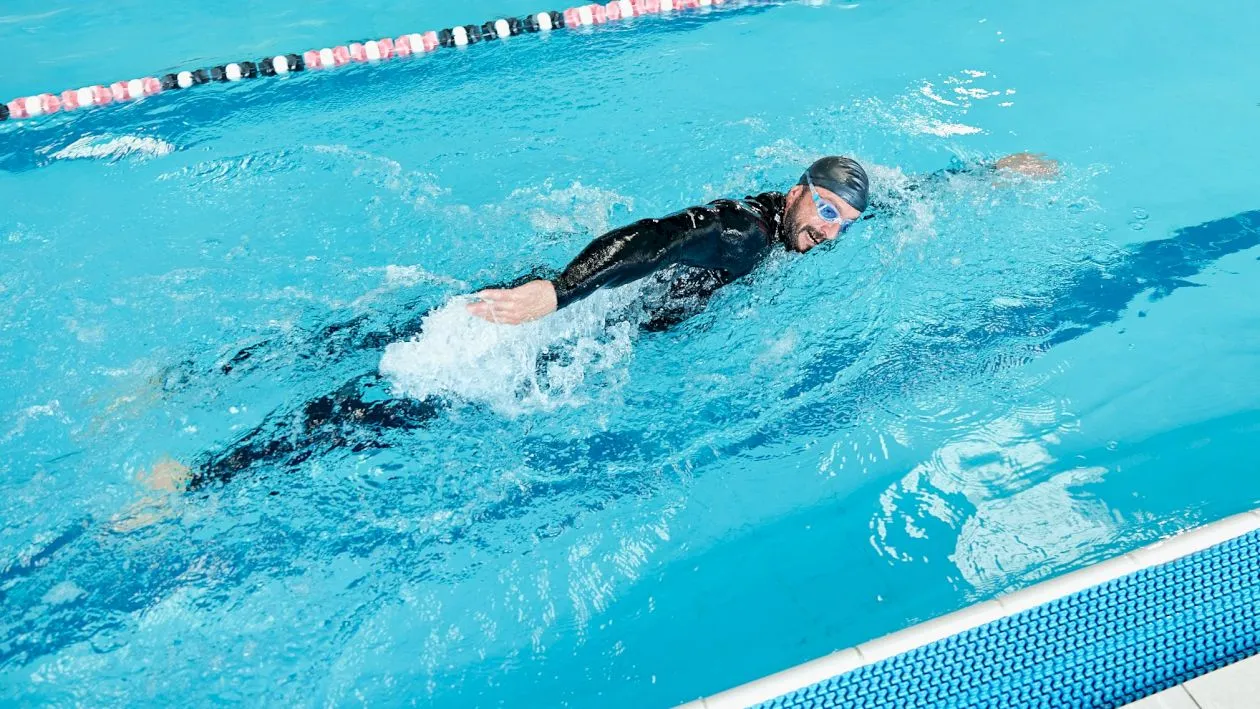 Înotul și beneficiile enorme pentru corpul și mintea ta